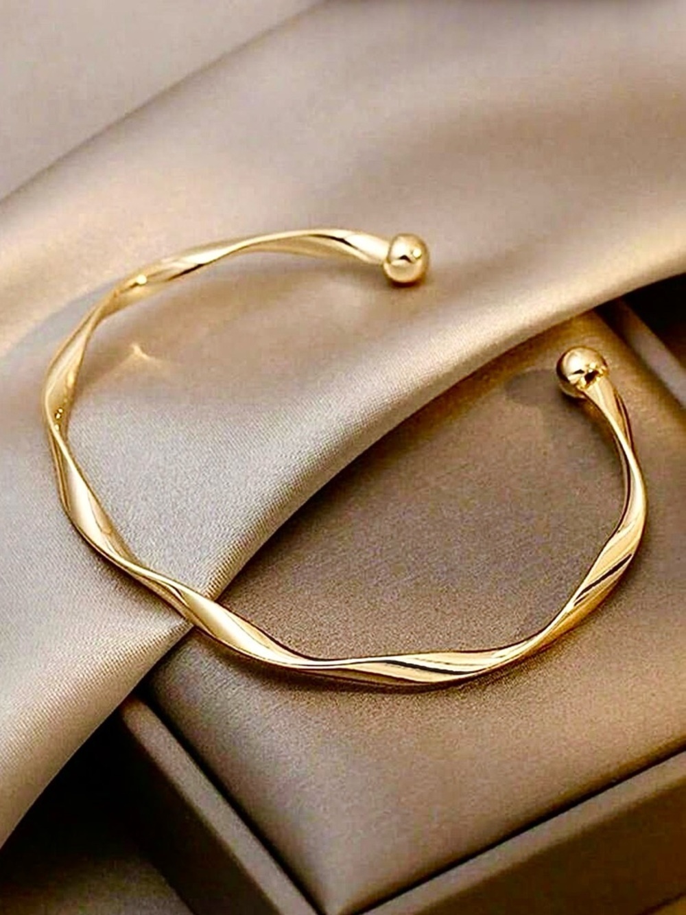 TWISTED WAVY ADJUSTABLE CUFF BRACELET IN GOLD - BRAND NEW